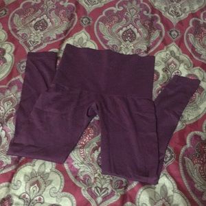 Maroon leggings.
